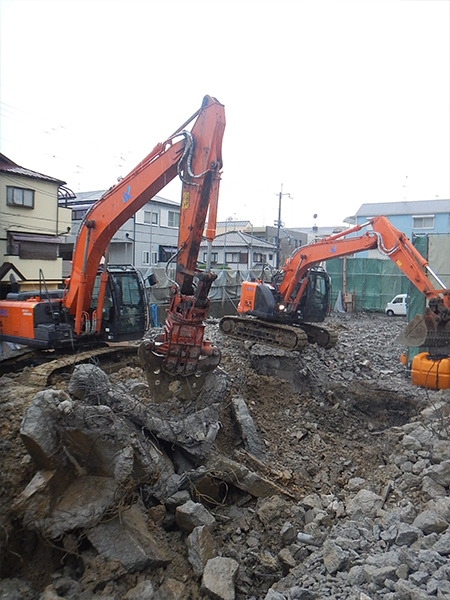 基礎解体作業中