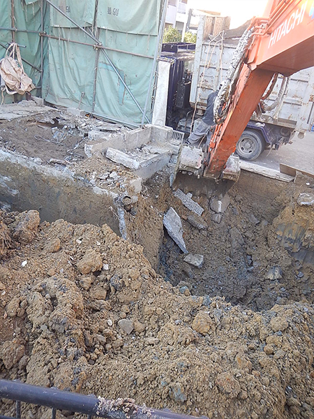 基礎解体作業