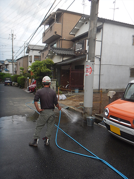 作業後前面道路散水清掃①