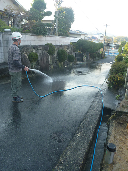 作業後前面道路散水清掃②