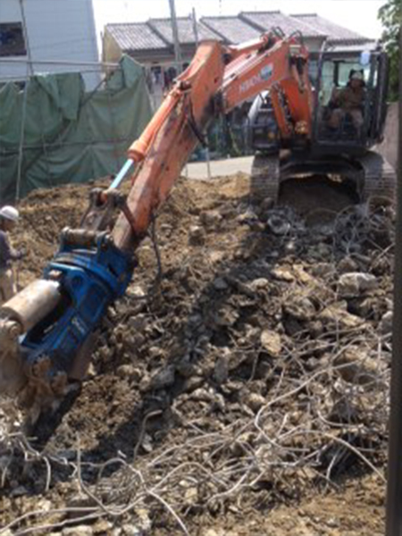 基礎解体作業中